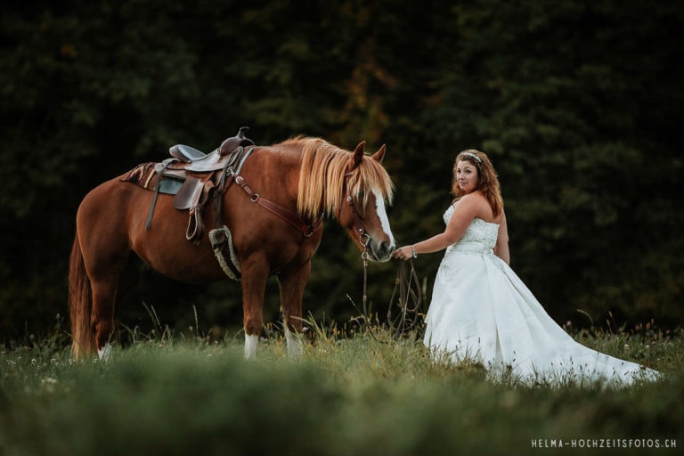 HelMa_Fotografie_Hochzeit_Hochzeitsfotograf_Bern_Solothurn_Hochzeitsfotografin_Schweiz_Emmental_Thun_Elopement_Schweizer_Boho_wedding_Heiraten_mit_Pferd_Pferdefotograf_Bern__09-768x512 Heiraten mit Pferd | Hochzeitsfotograf Bern  
